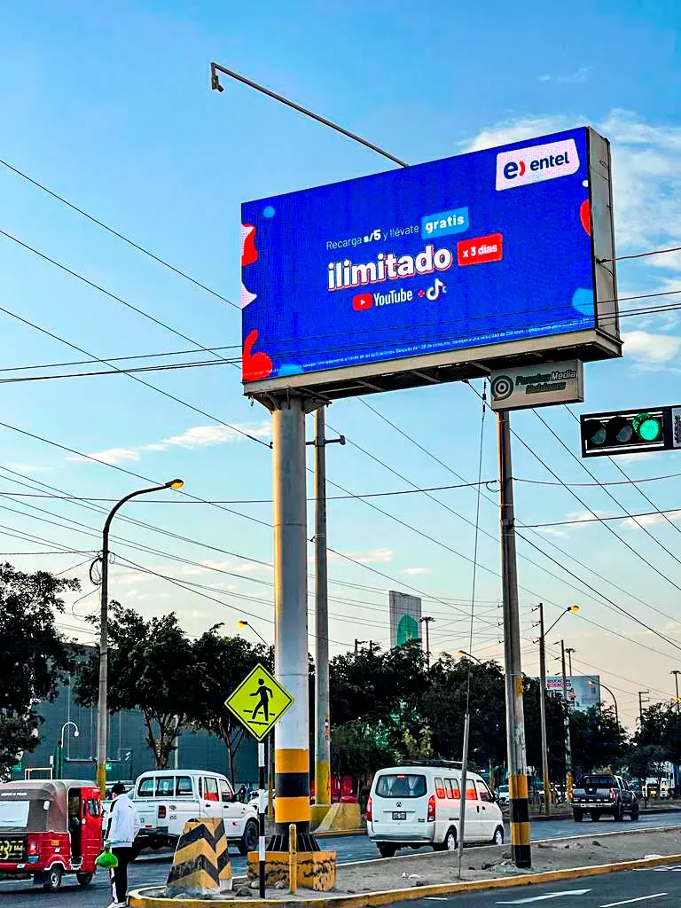 Equipo de PMO trabajando en soluciones de publicidad exterior e innovación